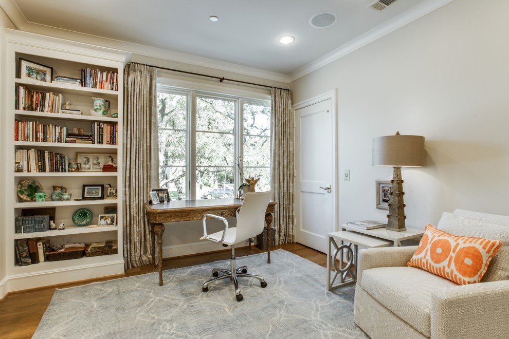 Foto de despacho tradicional renovado sin chimenea con paredes beige, suelo de madera clara y escritorio independiente