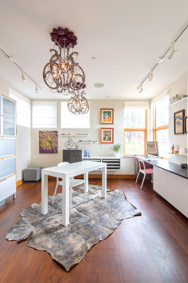 Inspiration för mellanstora klassiska hemmastudior, med vita väggar, ett fristående skrivbord, brunt golv och mellanmörkt trägolv