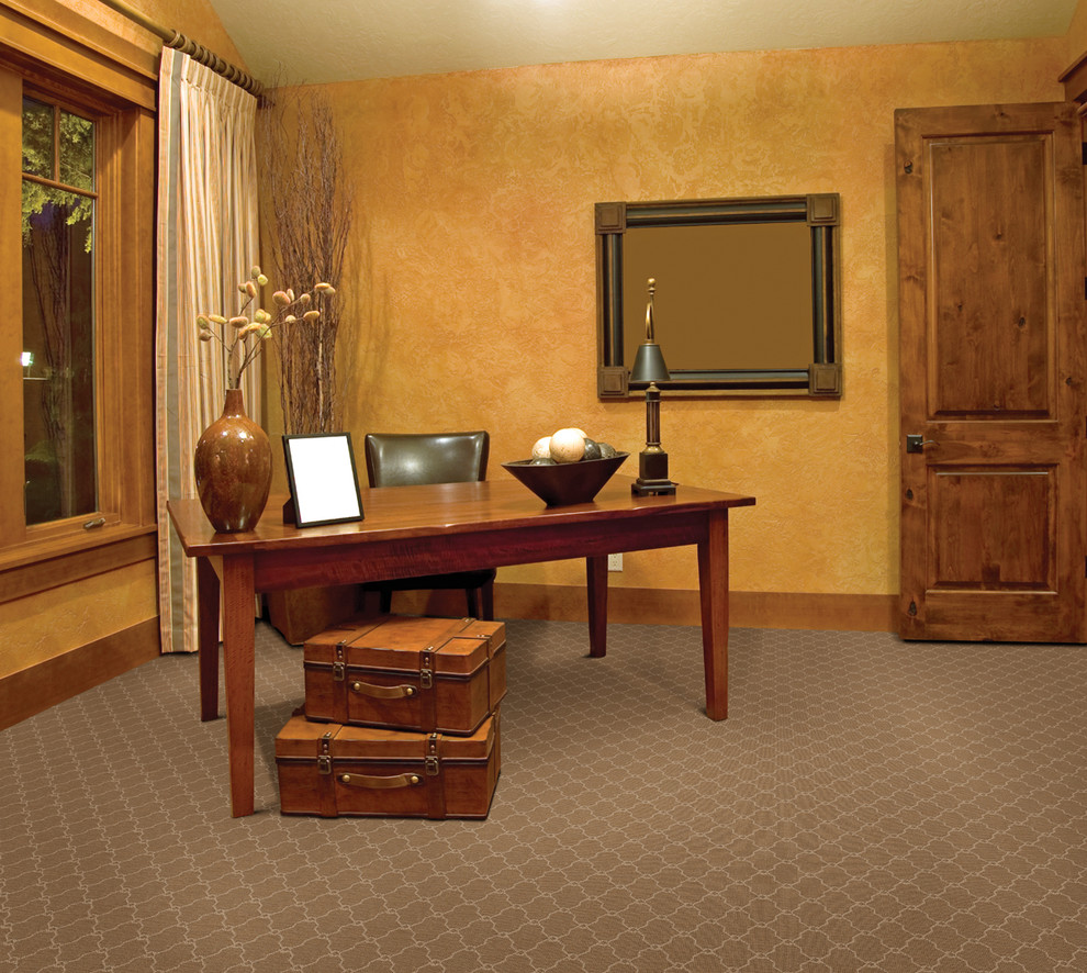 Diseño de despacho tradicional renovado pequeño con parades naranjas, moqueta, escritorio independiente y suelo marrón