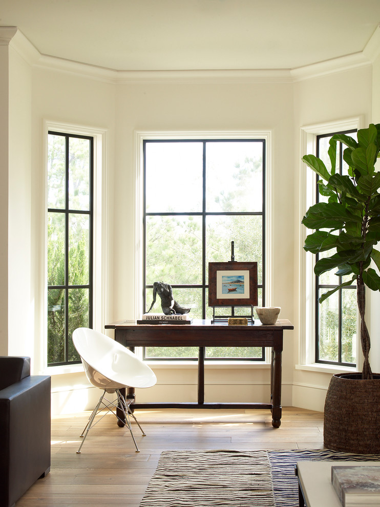 Imagen de despacho tradicional renovado con paredes beige, escritorio independiente, suelo de madera clara y suelo beige