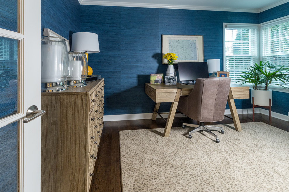 Inspiration pour un bureau traditionnel de taille moyenne avec un mur bleu, parquet foncé, aucune cheminée, un bureau indépendant et un sol marron.