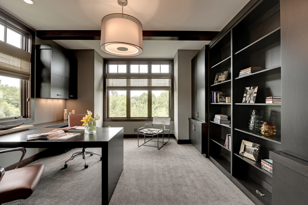 Exemple d'un bureau chic avec un mur gris, moquette, aucune cheminée et un bureau intégré.