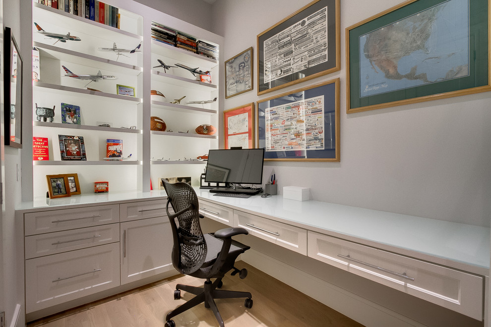 Exemple d'un bureau chic avec un mur blanc, parquet clair, un bureau intégré et un sol beige.