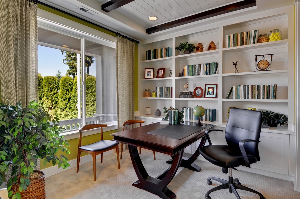 シアトルにある中くらいなトランジショナルスタイルのおしゃれなホームオフィス・書斎 (緑の壁、カーペット敷き、自立型机) の写真