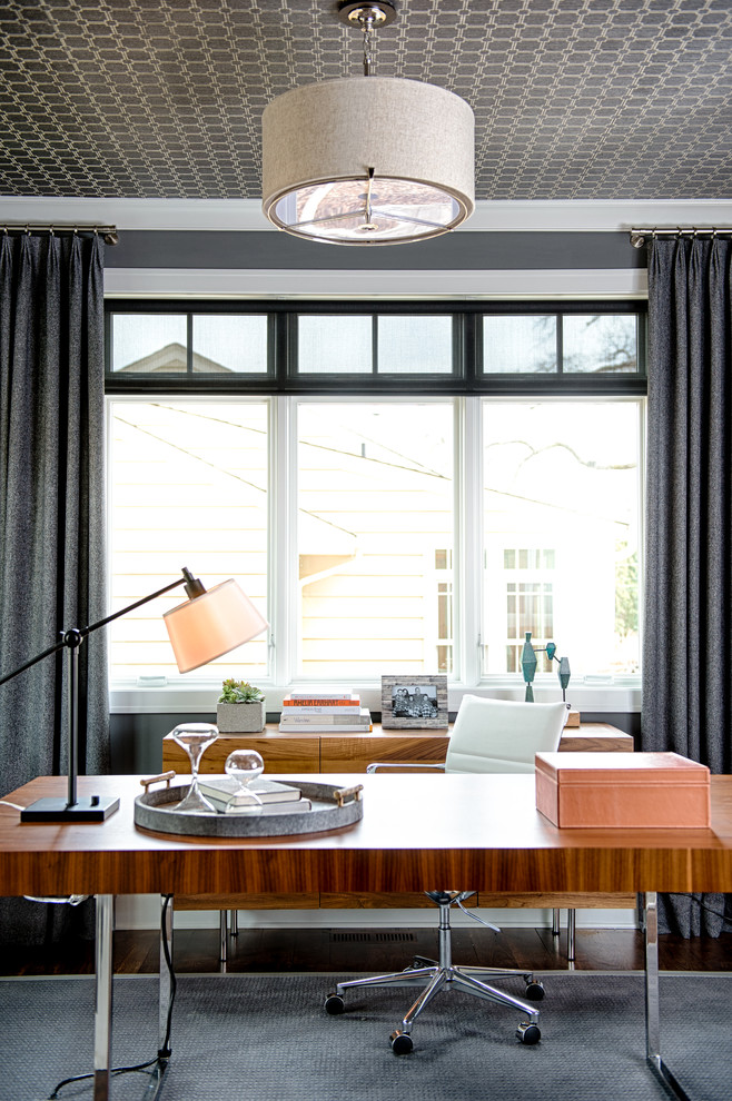 Idéer för ett mellanstort klassiskt arbetsrum, med grå väggar, mörkt trägolv och ett fristående skrivbord