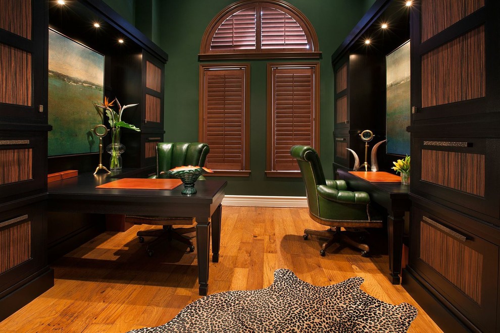 マイアミにある高級なトランジショナルスタイルのおしゃれなホームオフィス・書斎 (造り付け机、淡色無垢フローリング、緑の壁、暖炉なし) の写真