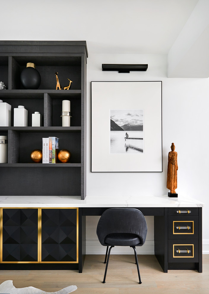 Источник вдохновения для домашнего уюта: кабинет в стиле неоклассика (современная классика) с белыми стенами, паркетным полом среднего тона, встроенным рабочим столом и коричневым полом