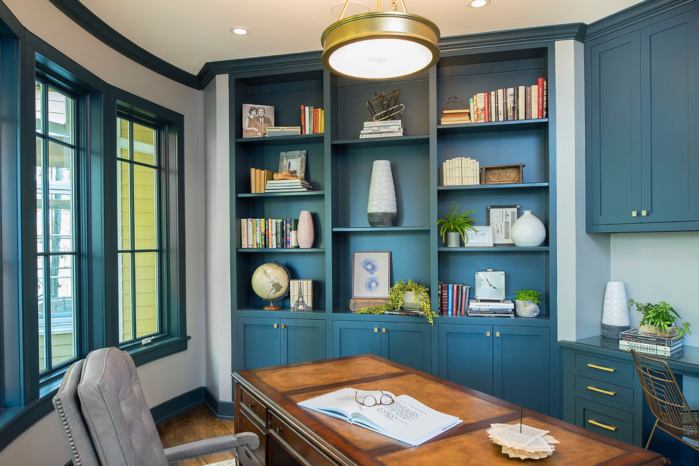Imagen de despacho clásico renovado de tamaño medio con paredes grises, suelo de madera oscura, escritorio independiente y suelo marrón