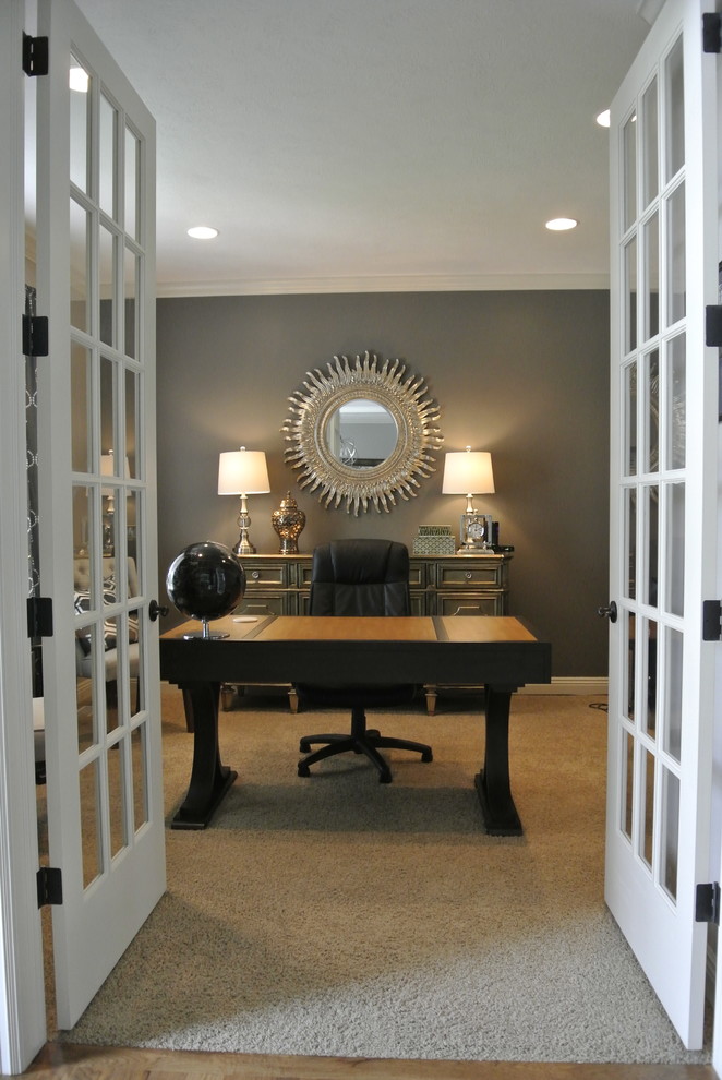 Imagen de despacho clásico renovado pequeño con paredes grises, moqueta y escritorio independiente