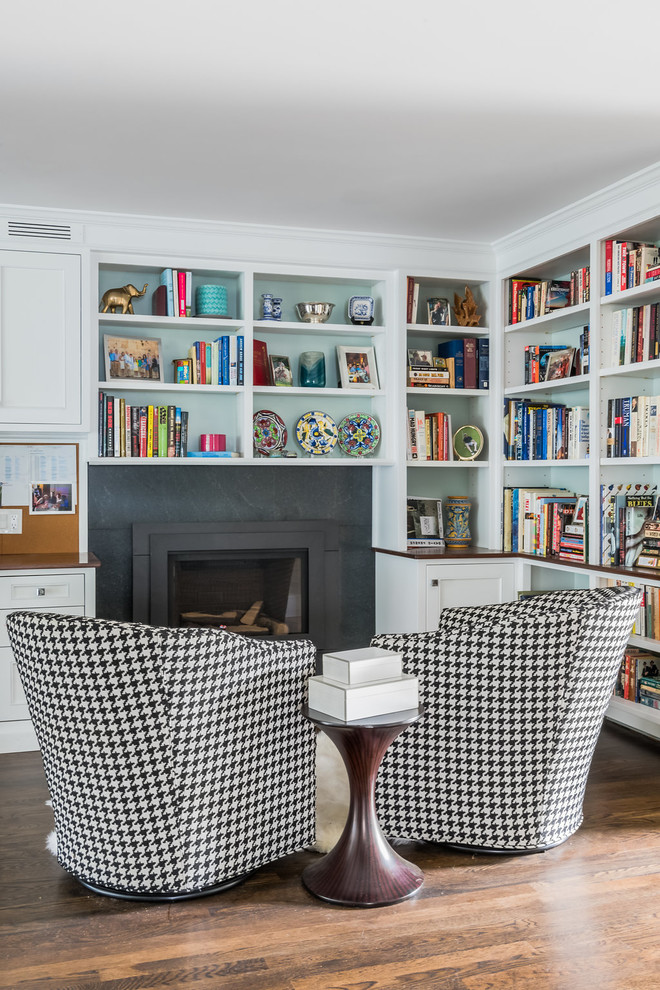 ボストンにある中くらいなトランジショナルスタイルのおしゃれなホームオフィス・書斎 (緑の壁、濃色無垢フローリング、標準型暖炉、金属の暖炉まわり、造り付け机、茶色い床) の写真