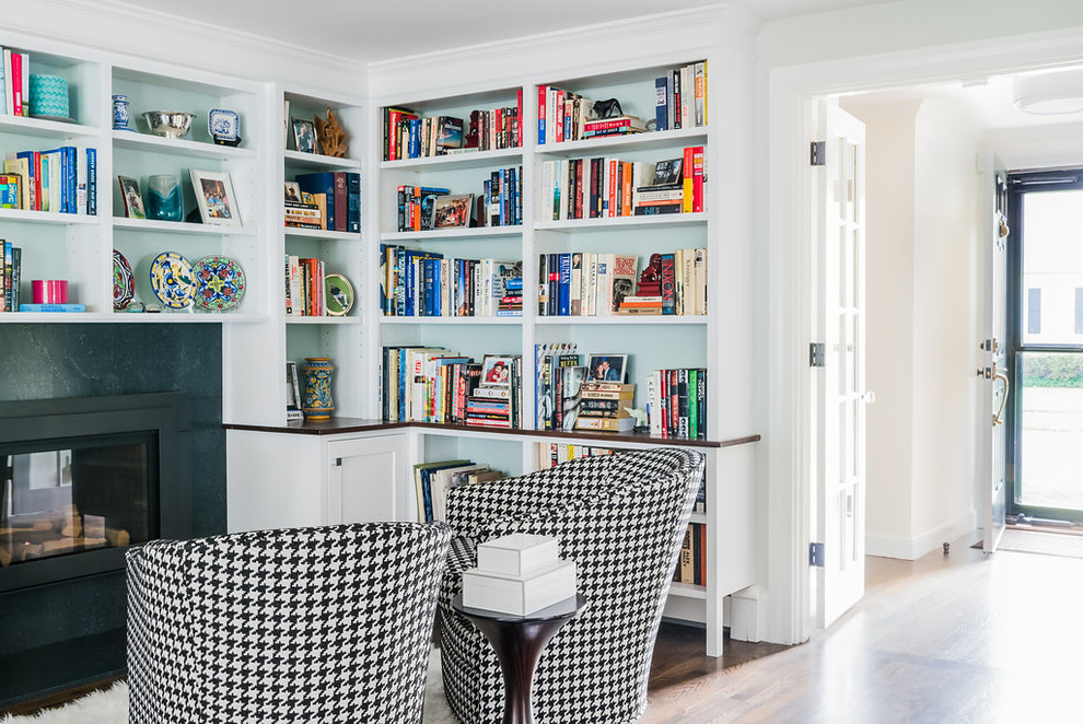 ボストンにある中くらいなトランジショナルスタイルのおしゃれなホームオフィス・書斎 (濃色無垢フローリング、標準型暖炉、金属の暖炉まわり、造り付け机、茶色い床、グレーの壁) の写真