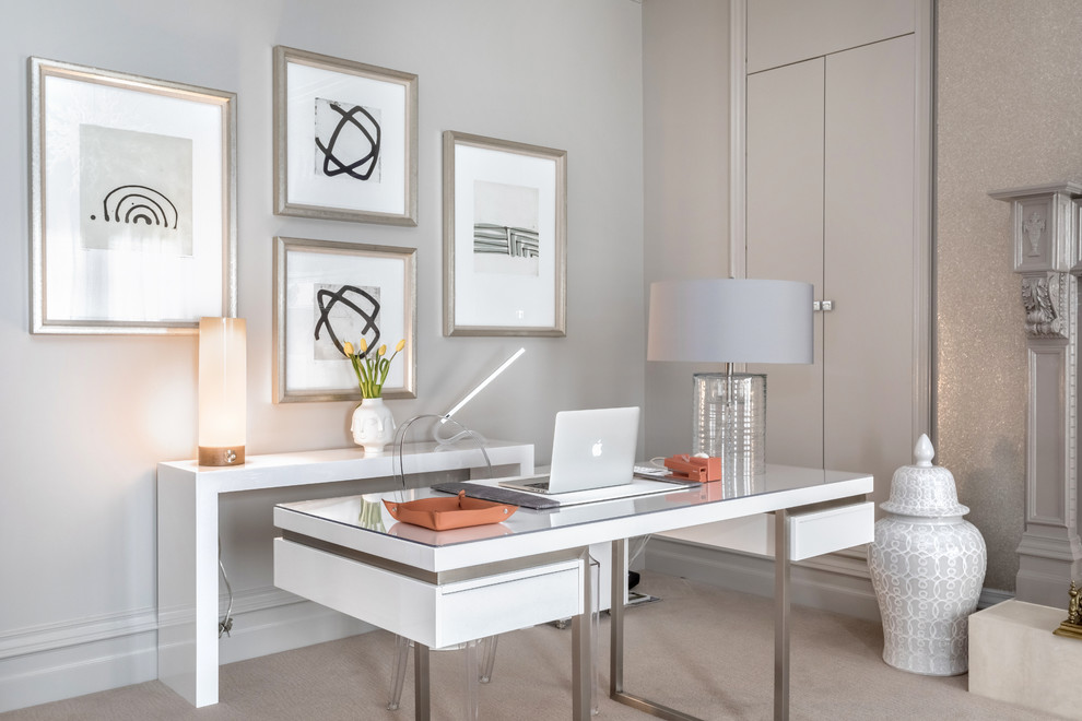 Foto de despacho clásico renovado de tamaño medio sin chimenea con paredes grises, moqueta y escritorio independiente