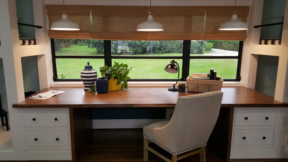 Imagen de despacho tradicional renovado con suelo de madera oscura y suelo marrón