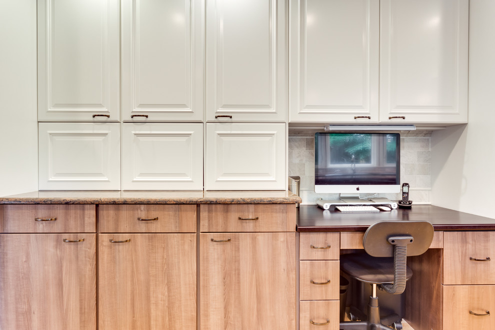 Foto de despacho clásico renovado con paredes beige y suelo de madera clara