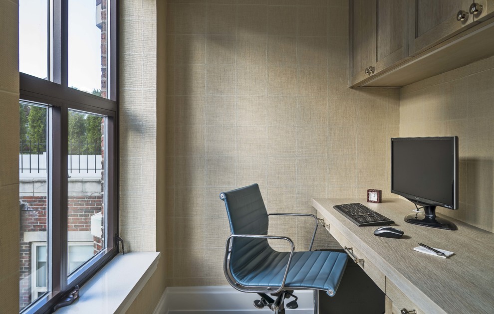 Kleines Klassisches Arbeitszimmer ohne Kamin mit Arbeitsplatz, beiger Wandfarbe, braunem Holzboden und Einbau-Schreibtisch in Boston