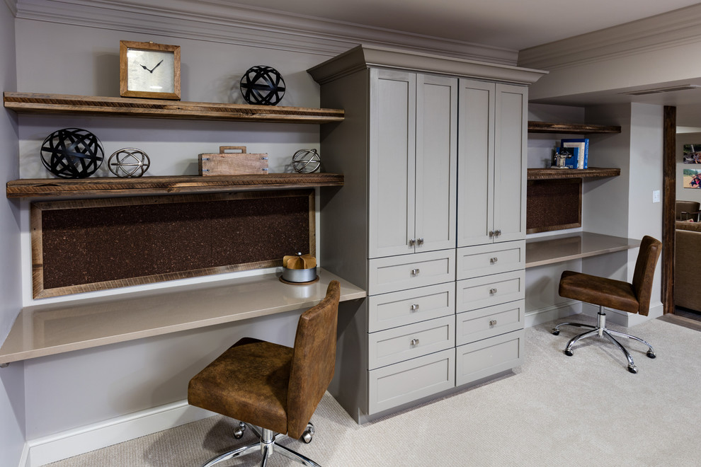 Ejemplo de despacho clásico renovado de tamaño medio con paredes grises, moqueta, escritorio empotrado y suelo blanco