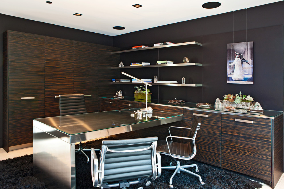 Großes Modernes Arbeitszimmer ohne Kamin mit schwarzer Wandfarbe, Einbau-Schreibtisch, Arbeitsplatz, Travertin und beigem Boden in Los Angeles