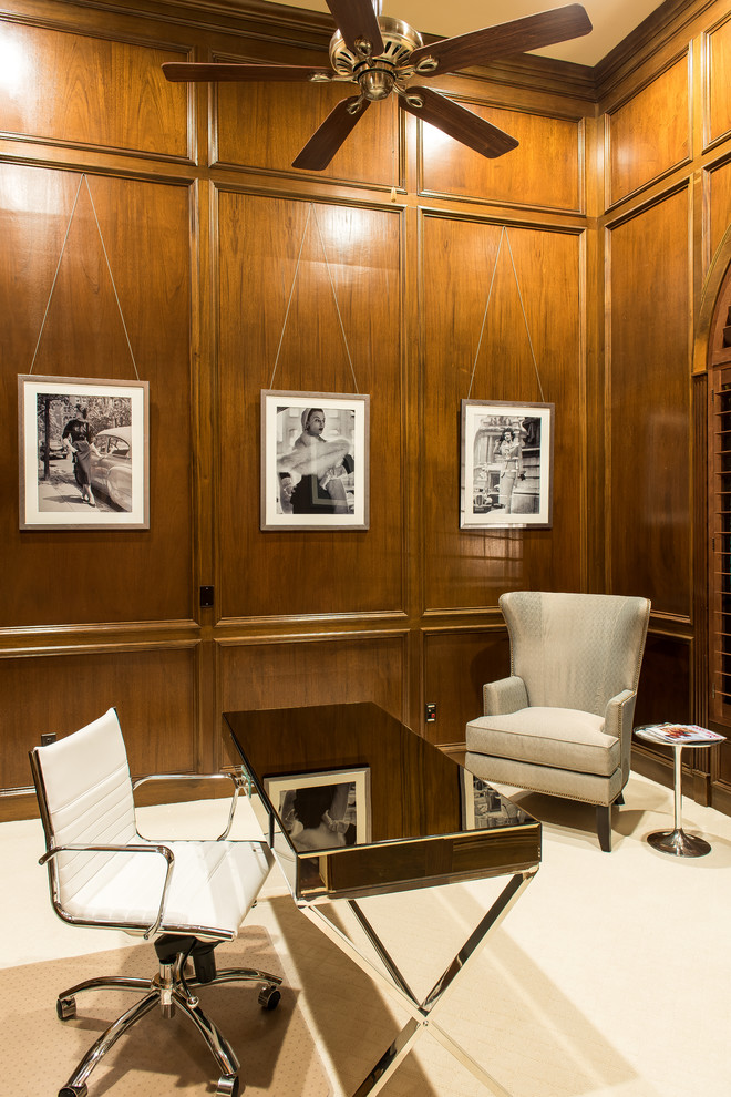 Пример оригинального дизайна: рабочее место в стиле неоклассика (современная классика) с коричневыми стенами, ковровым покрытием, отдельно стоящим рабочим столом, бежевым полом и деревянными стенами