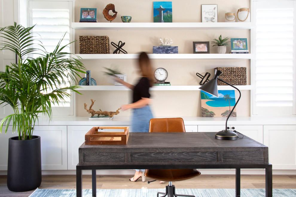 Cette image montre un bureau traditionnel avec un sol en vinyl.