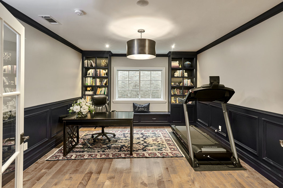 Immagine di un grande ufficio tradizionale con pareti grigie, pavimento in legno massello medio, scrivania autoportante e pavimento marrone