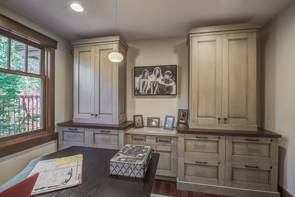 Mittelgroßes Klassisches Arbeitszimmer ohne Kamin mit beiger Wandfarbe, braunem Holzboden und freistehendem Schreibtisch in Denver