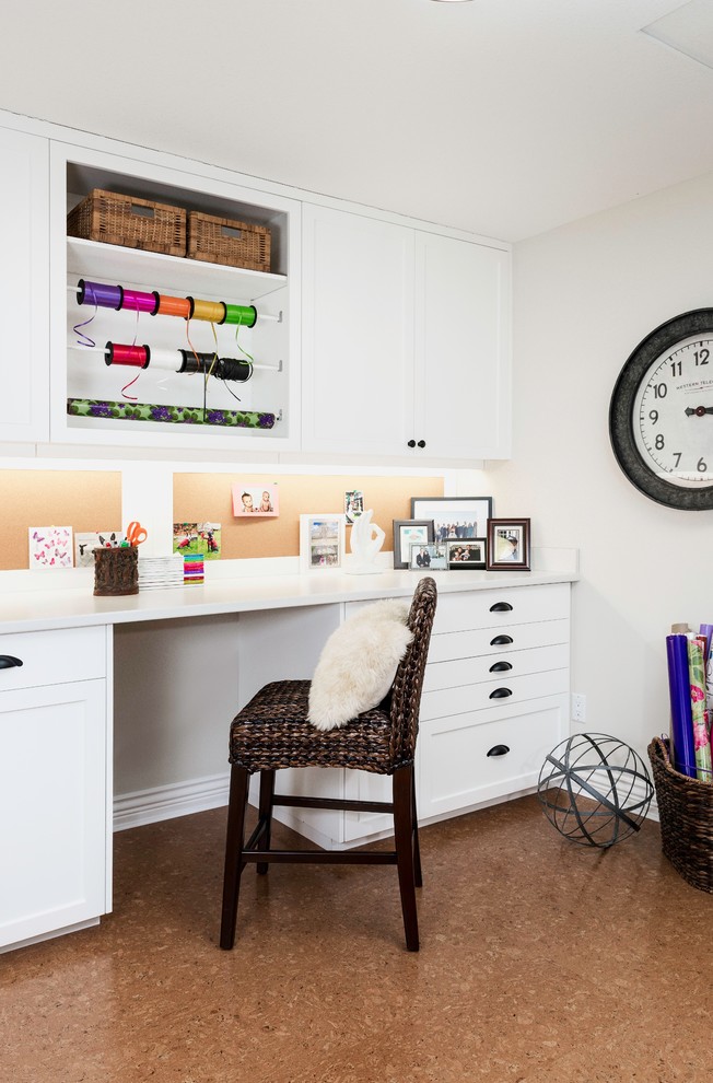 Imagen de sala de manualidades tradicional renovada de tamaño medio con suelo de corcho, escritorio empotrado, paredes blancas y suelo marrón