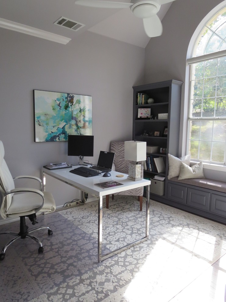 Foto de despacho clásico renovado grande con suelo de madera oscura, escritorio independiente y paredes grises
