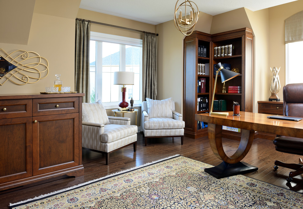 Inspiration för ett mellanstort vintage arbetsrum, med ett bibliotek, gula väggar, mörkt trägolv, ett fristående skrivbord och brunt golv