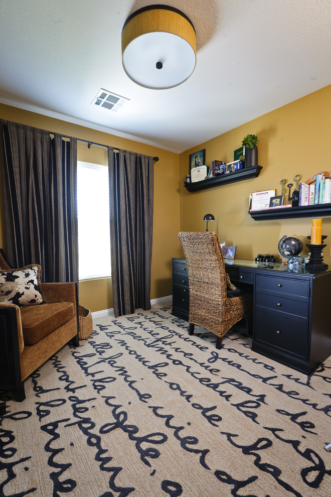 Esempio di un ufficio tradizionale di medie dimensioni con pareti gialle, moquette, nessun camino, scrivania autoportante e pavimento beige