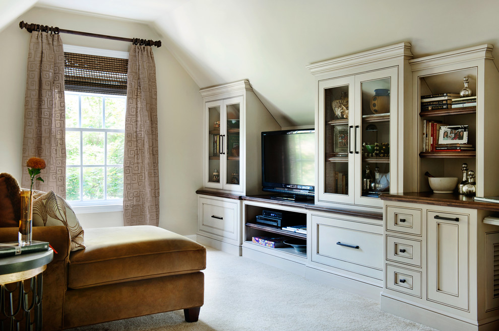 Ejemplo de despacho clásico renovado sin chimenea con moqueta, escritorio empotrado, paredes beige y suelo beige