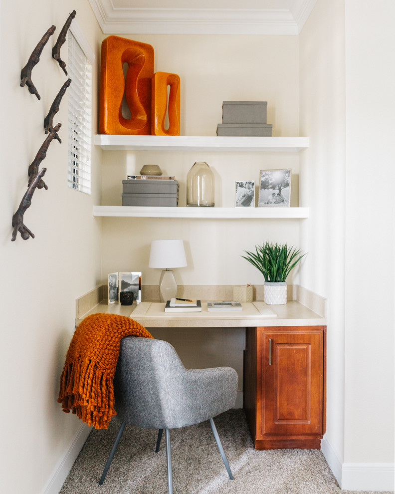 Immagine di un ufficio chic con pareti beige, moquette, scrivania incassata e pavimento beige