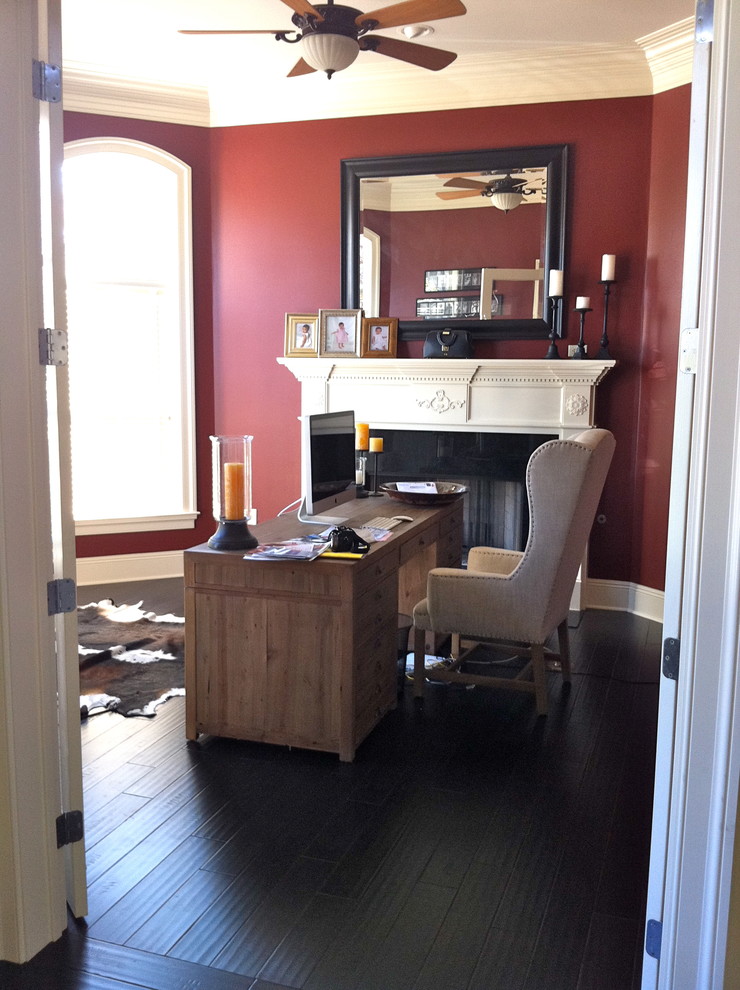 ニューオリンズにあるトランジショナルスタイルのおしゃれなホームオフィス・書斎の写真