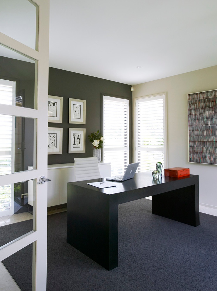 Großes Modernes Arbeitszimmer ohne Kamin mit Arbeitsplatz, bunten Wänden, Teppichboden und freistehendem Schreibtisch in Melbourne