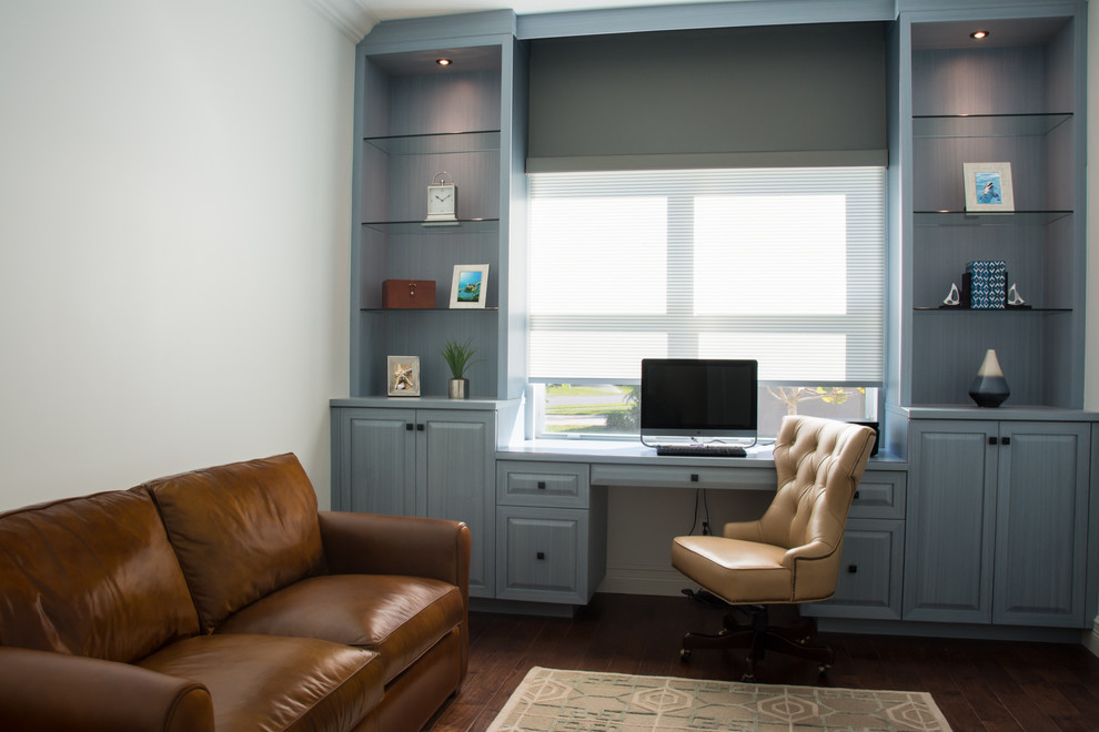 Inspiration pour un bureau traditionnel de taille moyenne avec un mur gris, un sol en bois brun, aucune cheminée et un bureau intégré.