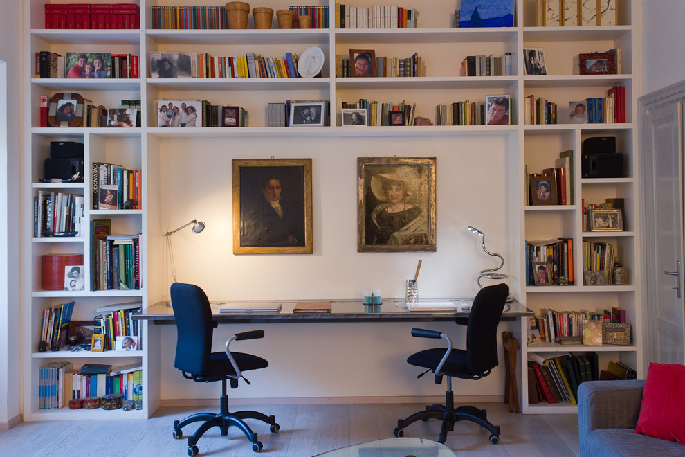 Свежая идея для дизайна: кабинет в стиле фьюжн с белыми стенами, светлым паркетным полом и встроенным рабочим столом - отличное фото интерьера