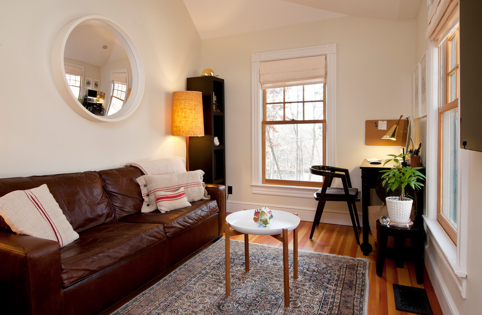 Idee per un piccolo ufficio tradizionale con pareti beige, pavimento in legno massello medio, nessun camino, scrivania autoportante e pavimento marrone