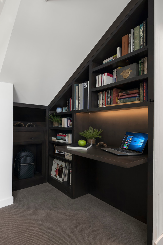 Immagine di un piccolo ufficio minimal con pareti bianche, moquette, nessun camino, scrivania incassata e pavimento grigio