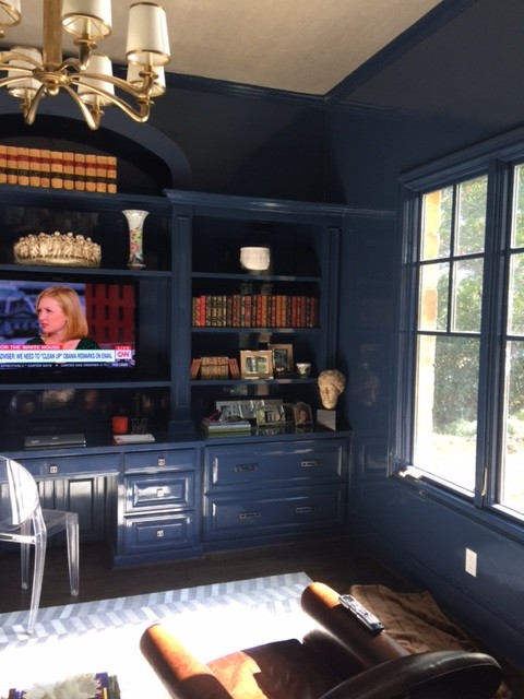 На фото: большой кабинет в стиле фьюжн с синими стенами, темным паркетным полом и встроенным рабочим столом с