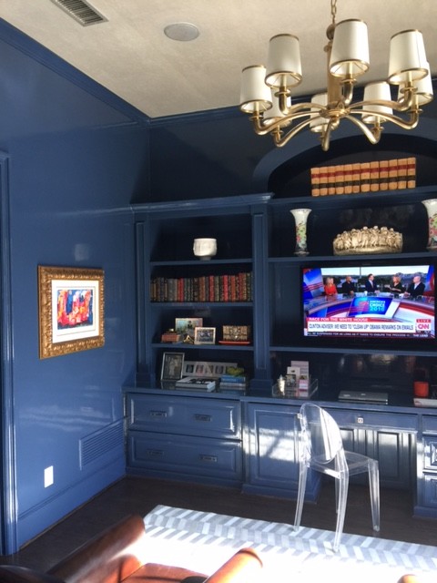 Großes Eklektisches Arbeitszimmer mit blauer Wandfarbe, dunklem Holzboden und Einbau-Schreibtisch in Dallas