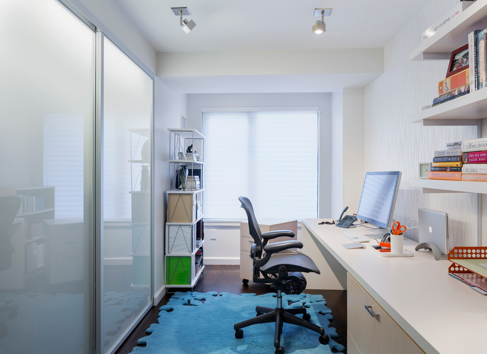 Diseño de despacho actual de tamaño medio sin chimenea con paredes blancas y escritorio empotrado