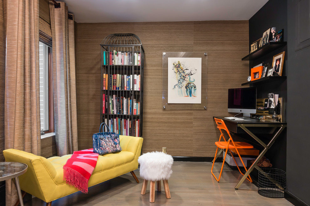 Stilmix Arbeitszimmer ohne Kamin mit Arbeitsplatz, brauner Wandfarbe, freistehendem Schreibtisch, braunem Boden und dunklem Holzboden in New York