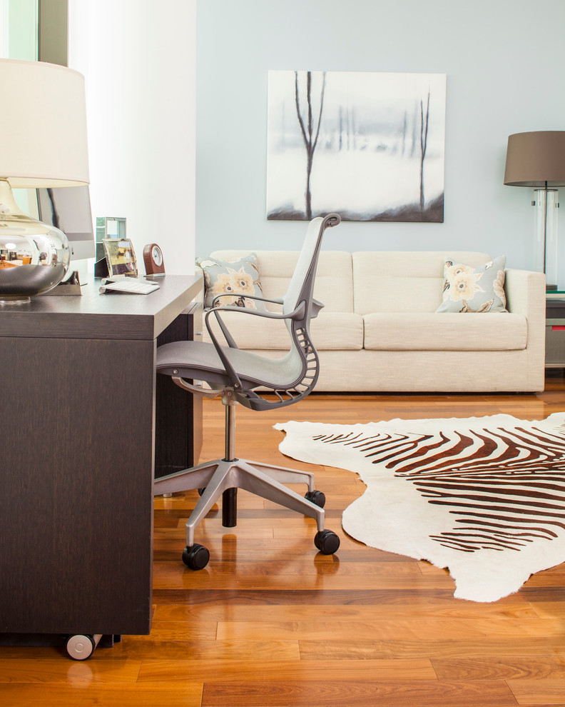 Inspiration för ett litet funkis arbetsrum, med blå väggar, mellanmörkt trägolv och ett fristående skrivbord