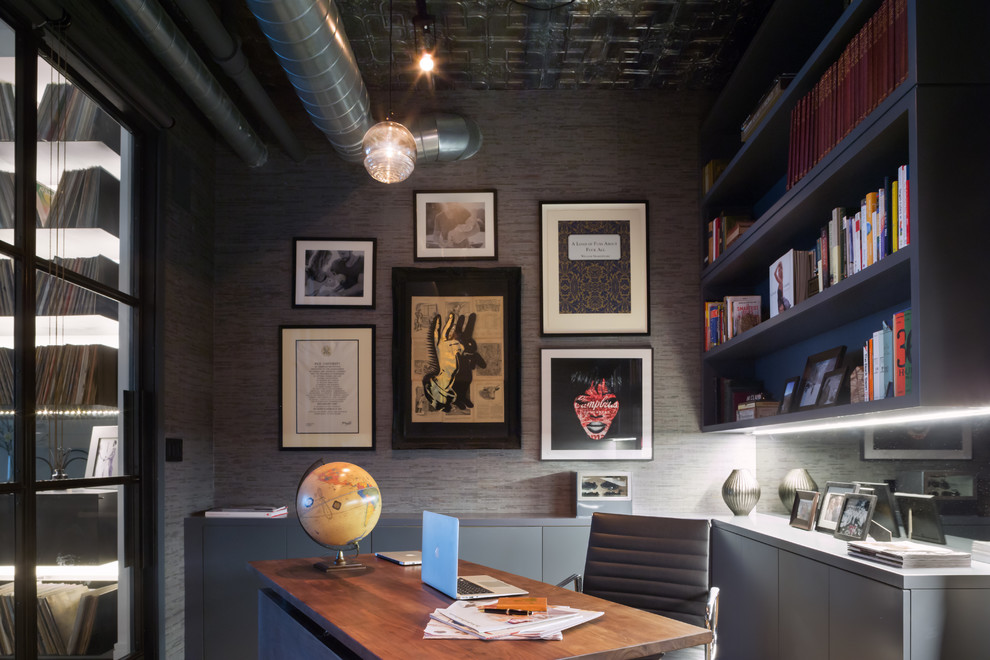 ニューヨークにある高級な中くらいなインダストリアルスタイルのおしゃれな書斎 (グレーの壁、暖炉なし、自立型机) の写真