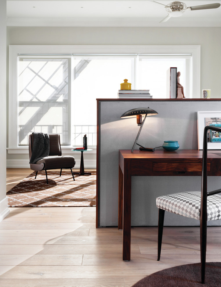 Ejemplo de despacho minimalista con paredes grises, suelo de madera clara y escritorio independiente