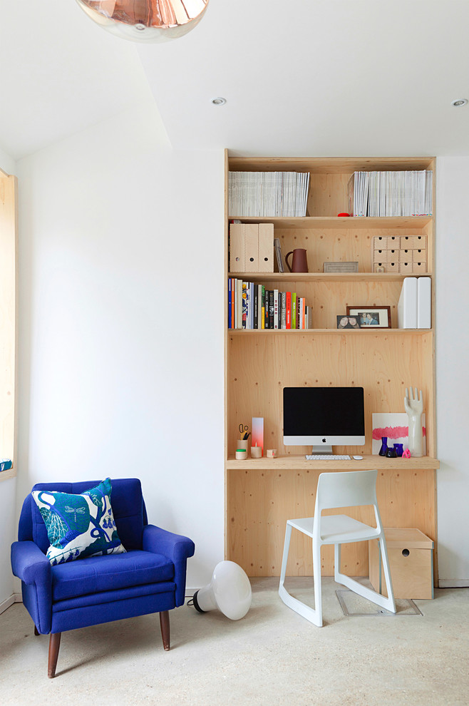 Modelo de despacho contemporáneo de tamaño medio con paredes blancas, moqueta, escritorio independiente y suelo gris