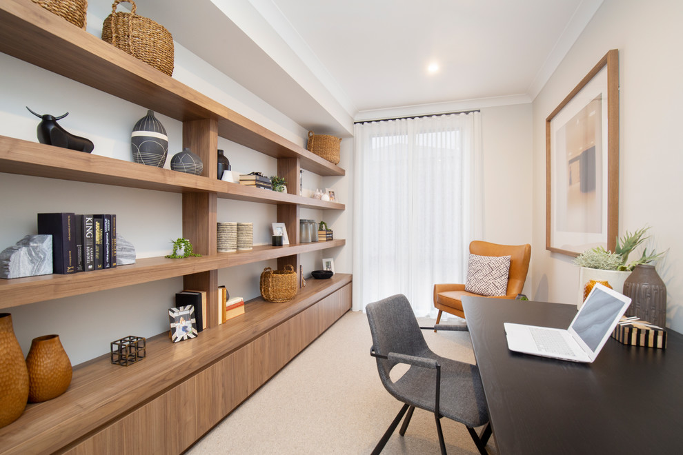 Modernes Arbeitszimmer ohne Kamin mit Arbeitsplatz, weißer Wandfarbe, Teppichboden, freistehendem Schreibtisch und beigem Boden in Sydney