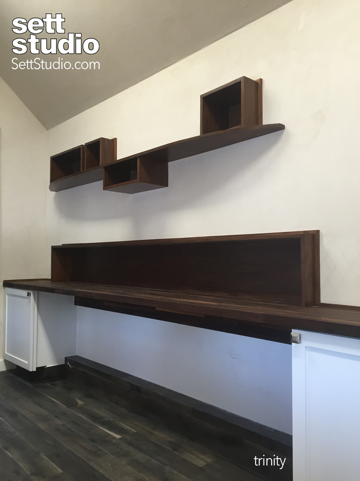 Kleines Modernes Arbeitszimmer ohne Kamin mit Studio, beiger Wandfarbe, dunklem Holzboden und Einbau-Schreibtisch in Austin