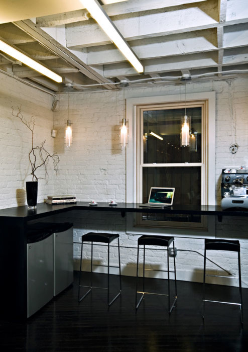 Ejemplo de despacho minimalista de tamaño medio con paredes blancas y suelo de madera oscura