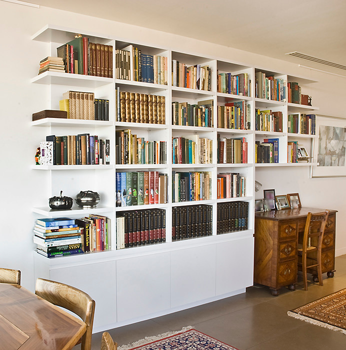 Источник вдохновения для домашнего уюта: кабинет среднего размера в современном стиле с белыми стенами, полом из керамической плитки и отдельно стоящим рабочим столом