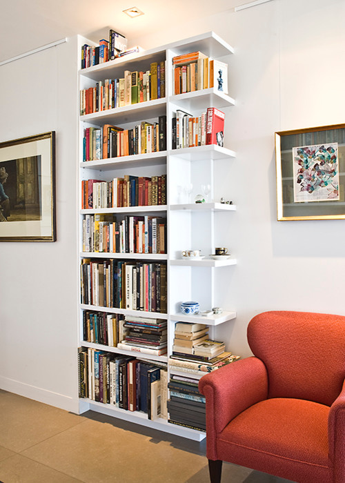 メルボルンにある中くらいなコンテンポラリースタイルのおしゃれなホームオフィス・書斎 (白い壁、セラミックタイルの床、自立型机) の写真